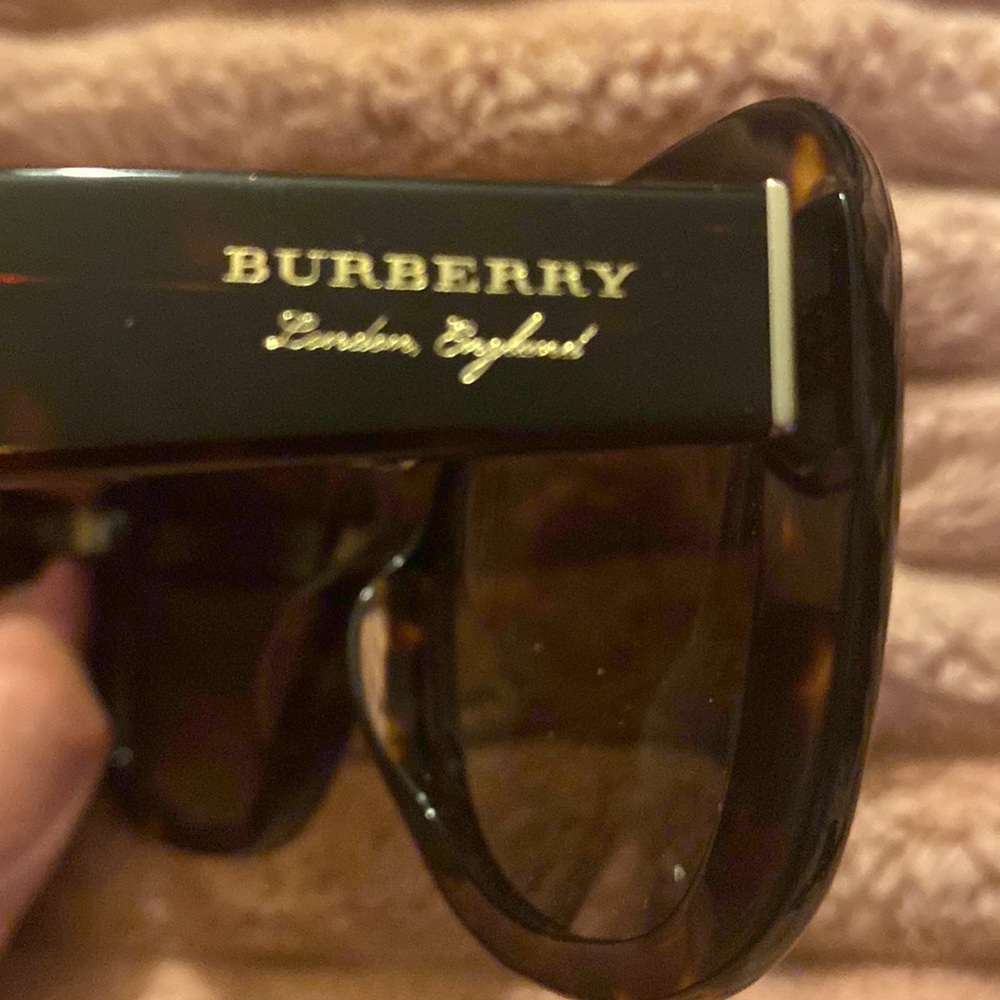 Authentic Burberry woman’s sunglasses 🕶️ 😎 - Picture 6 of 9
